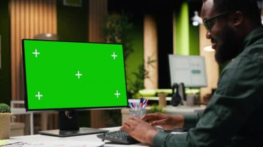 Masaüstü monitöründe kadın çalışan tahminlerinin yanında yeşil ekran, şirketi genişletmek ve performans ölçümlerini artırmak için yeni bir geliştirme stratejisi oluşturuluyor. Profesyonel amaçlar. Kamera B.