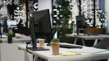 Gece geç saatlerde çok uluslu bir şirkette boş iş bürosu, veri analizi için hazırlanmış bilgi grafikleri ve grafikleri işleyen bilgisayarlar, kurumsal hedeflere göre sıralanmış yönetim hedefleri.