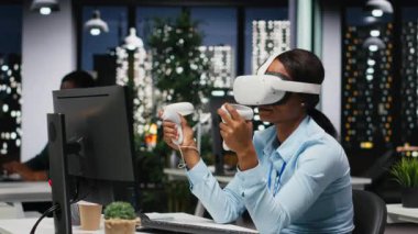 Kadın ofis çalışanı, VR kulaklığı ve yapay zeka kullanıyor. Görevlerin tamamlanmasını ve tahminlerin öngörülmesini sağlamak için sanal gerçeklikle sıkı çalışıyor. Üç boyutlu simülasyon. Kamera B.