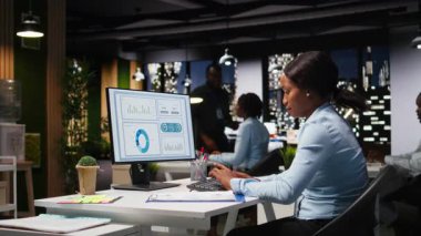 İş kadını hedeflere ulaşmak için proje verilerini düzeltme ve planlama, gece geç saatlerde karanlık ofiste görevleri çözme üzerine odaklandı. Bütçe ve hedefler hakkında idari öngörü. Kamera A.