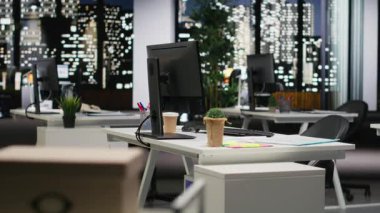 Boş karanlık ofis yüksek teknolojili cihazlar ve çift monitörler, analitik araçlar iş stratejisi için hazır ve profesyonel büyüme ve örgütsel başarıyı desteklemek için rapor yazma.