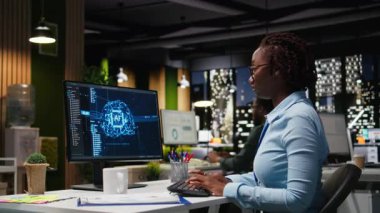 Afrika kökenli Amerikalı uzmanlar, veri tahmini için nöral ağlarla ilgilenir. Yapay zeka otomasyon araçlarını dijitalleştirme ile birleştirerek çok uluslu şirketlerin verimliliğini ve yeniliğini sağlar. Kamera A.