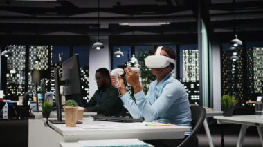 Kadın ofis çalışanı, VR kulaklığı ve yapay zeka kullanıyor. Görevlerin tamamlanmasını ve tahminlerin öngörülmesini sağlamak için sanal gerçeklikle sıkı çalışıyor. Üç boyutlu simülasyon. Kamera A.