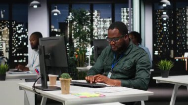 Afro-Amerikan ofis personeli analitiği koz olarak kullanıyor ve stratejik hedeflere gece ulaşılmasını sağlamak için aylık performans sonuçları, kaynaklar ve içgörüler için yazılar yazıyor. Kamera B.