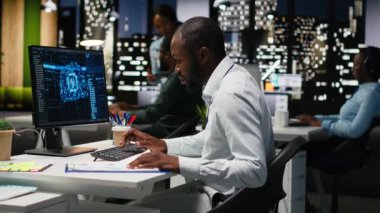Afrika kökenli Amerikalı bir adam, birlikte çalışma alanında veri paylaşımı ve optimizasyon modelleri sinerjisi kullanarak, verimlilik tanınması için yapay zeka entegrasyonunun başarısından memnun. İlerleme refahı. Kamera B.