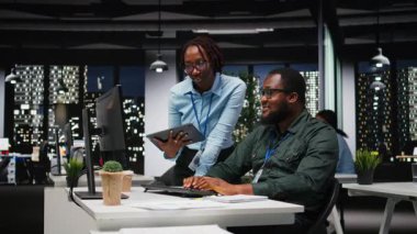 Masaüstündeki performans ölçümlerini analiz eden Afro-Amerikan işçi grubu çok uluslu bir şirkette iş stratejileri ve hedefleri belirliyor. Kamera A.