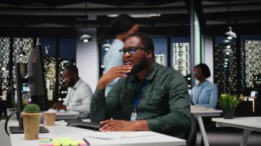 Afrika kökenli Amerikalı analist, bilgisayardaki bir ikilemin olası çözümlerini merak ediyor. Akşamları mantıksal çıkarım ve sezgisel gözlem ile projeksiyonları değerlendirmeye odaklanıyor. Kamera A.