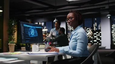 Genç kadın analist veri madenciliği ve optimizasyonu için yapay zeka ağları kullanıyor ve çok uluslu bir şirkette otomasyon araçlarıyla çalışıyor. Başarı için yapay zeka dijital araçları. Kamera A.