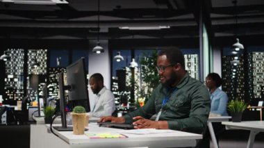 Afrikalı Amerikalı danışman, hissedarlar için strateji raporları hazırlamak için bilgisayar sonuçlarıyla ilgili plan ve analizler yaptı. Yenilikler, hedefler, hizalama ve büyüme üzerinde çalışmak. Kamera A.