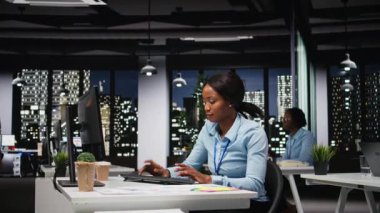 Afrikalı Amerikalı danışman hissedarlar için strateji raporları hazırlamak için bilgisayar sonuçlarıyla plan ve analiz yaptı. Yenilikler, hedefler, hizalama ve büyüme üzerinde çalışmak. Kamera A.