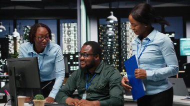 Siyahi meslektaşlardan oluşan bir ekip, finansal tahmini olan bir proje üzerinde takım çalışması yapıyor, girişim faaliyetlerini ve kârını genişletmek için veri yansıtıyorlar. Hedefleri garanti altına almak için çalışma alanında takım çalışması. Kamera B.