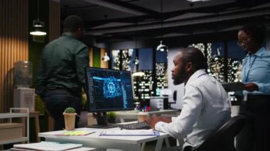 Siyah bilişim uzmanları yapay zeka büyük veriler ve tahmin analitikleri, akıllı iş çözümleri ve adaptif stratejiler için bulut hesaplaması kullanıyorlar. Yapay zeka mühendisliği algoritmaları. Kamera A.