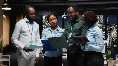 İş ortaklarının portresi, veri içgörüleri ve finansal tahminleri olan bir projede işbirliği yaparak, girişim faaliyetlerini genişletme vizyonunu yansıtıyor. Gol atmak için takım çalışması. Kamera B.