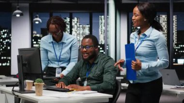 Profesyonel çalışma alanındaki veri içgörülerini inceleyen iki siyah işçi, hedeflere ulaşmak için strateji planlaması ve performans ölçüm analizi ile iş çözümleri geliştiriyor. Kamera A.