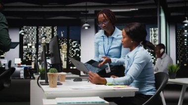 İşletme müdürü ve analist çalışma alanındaki veri içgörülerini izleyerek, ayrıntılı performans ölçümleri ve açıklamaları tahmin etmek için analitiklerden yararlanıyor. Saatler sonra gol atılacak. Kamera A.