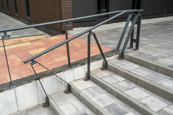 Sokaktaki Şehir Manzarasının Merdivenlerindeki Parmaklıklar Mimarinin Bir Unsuru — Stok fotoğraf