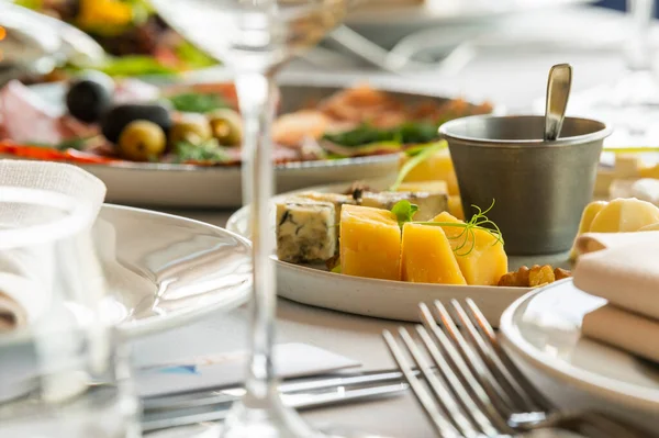 Keju Iris Atas Piring Atas Meja Selama Makan Siang Sebuah — Stok Foto