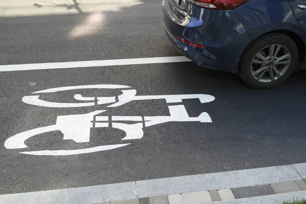 Bisikletçilerin şeridi için araba yol işaretleri, bisiklet yolunda arka tekerleği olan araba.