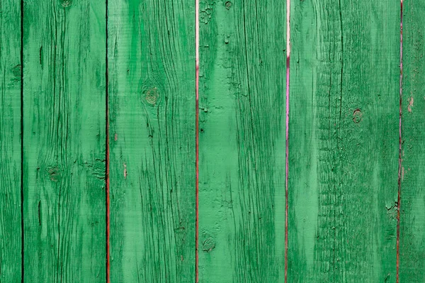 緑の柵木の上の古い割れ目の絵具 — ストック写真