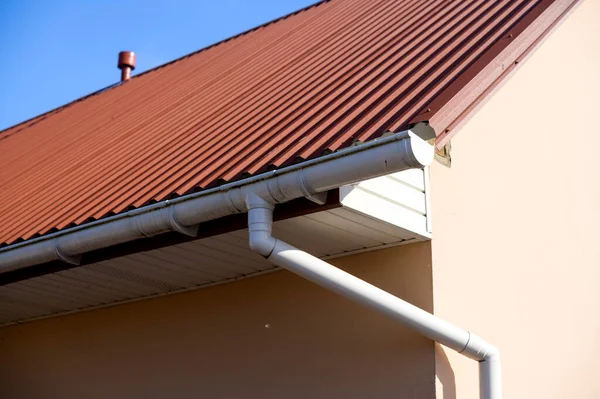Narożnik Dachu Budynku Metalowym Łupkiem Rynną Deszczową Ujęcie Bliska Elementu — Zdjęcie stockowe