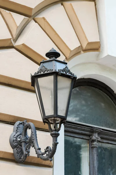 Elektryczna Lampa Uliczna Stylizowana Lampa Ścianie Budynku — Zdjęcie stockowe