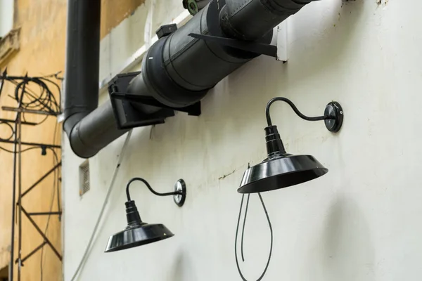 Elektromos Utcai Lámpa Egy Stilizált Lámpa Épület Falán — Stock Fotó