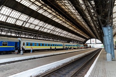 Lviv tren istasyonu, 2019 Ukrayna 'da yolcu indirme ve bindirme platformu.