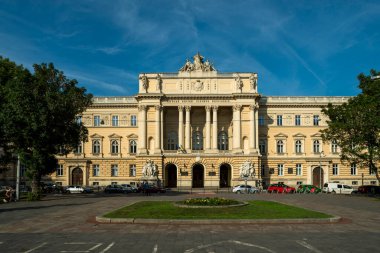 Lviv, Ukrayna, 8 Ağustos 2019, Politeknik Üniversitesi, merkez binanın ön cephesi, ön cepheyi süsleyen heykeller