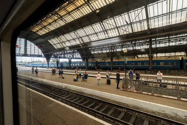 Lviv Järnvägsstation Plattform För Och Påstigning Passagerare Ukraina 2019 — Stockfoto