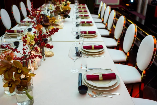 餐桌上用的是面料餐巾纸 装饰有花卉装饰 节日餐桌 供餐馆招待用 图库图片