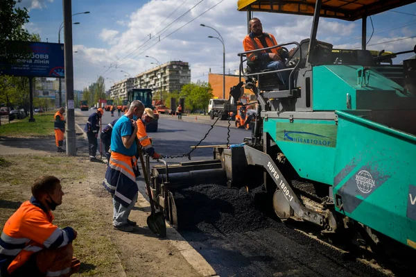 Grupo Trabajadores Carretera Con Palas Pavimentadoras Reparaciones Parte Carretera Con Fotos de stock libres de derechos