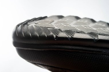 Yeni bir botun tabanı, yiv izli, yakın çekim, beyaz arkaplanda izole edilmiş nesne.