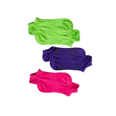 Spor ve spor ayakkabıları için erkeklerin düşük renkli çorapları, fabrika yapımı pamuk ürünleri, beyaz arka planda izole edilmiş nesneler.