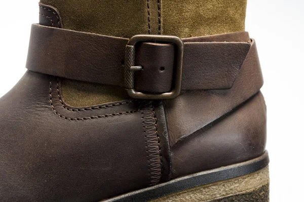 革の靴に金属製のバックル クローズアップショット 白い背景に隔離されたオブジェクト — ストック写真