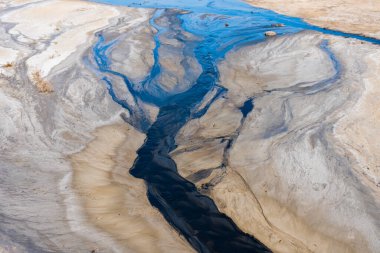 Çamur akıntıları kumlu toprakta, üst manzara, yakın çekim