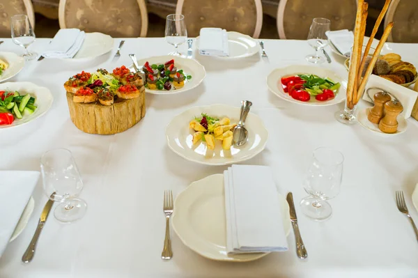 Platos Servir Una Mesa Banquete Servido Rodajas Roble Una Mesa —  Fotos de Stock