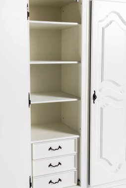 oyulmuş ahşap gardırop, beyaz arka planda izole edilmiş beyaz boyalı mobilya.