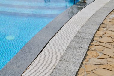 Havuz kenarındaki plastik ızgara, su için kanalizasyon ağı, yakın çekim.