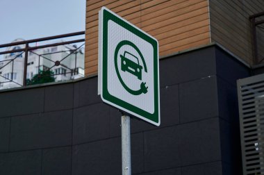 Otopark tabelası, elektrikli araçları şarj etmek için yol tabelası, elektrikli araçları şarj etmek için bir yer.