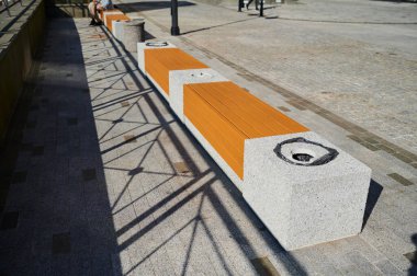 Elektrikli taşıma yolu tabelası, elektrikli çevre dostu araçları şarj etmek için bir yer.