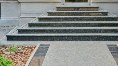 Metalli mermer basamaklar ve korkuluklar, yakın çekim elementleri oluşturma