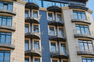 Yüksek bir binanın parçası, konut binasının modern mimarisi.