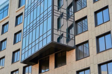 Yüksek bir binanın parçası, konut binasının modern mimarisi.
