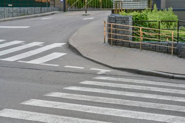 Yaya işaretleme, yayalar için yol ögesi ve grafik işareti.