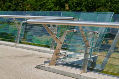 Yaya geçitleri için tırabzanlar, geçişler ve adımlar, mimari unsurlar