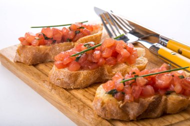 Servis tahtasındaki çiğ kırmızı balıklı bruschetta.