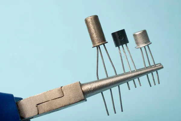 Alicates Precisión Agarra Tres Tipos Diferentes Transistores — Foto de Stock