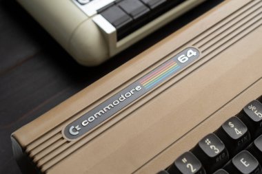 Carrara, İtalya - 21 Mart 2023 - 1980 'lerden bir Commodore 64 bilgisayarının detayları