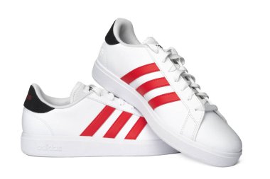 Carrara, İtalya - 22 Mart 2023 - Bir çift Adidas Büyük Mahkeme Üssü 2.0 ayakkabı