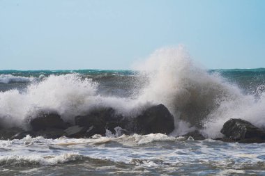 Fırtına sırasında dalgalar kayalara çarpar.